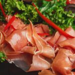 Solanki do szynki – jak uzyskać kruchość i soczystość w produkcji wędlin?