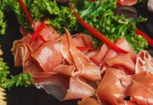 Solanki do szynki – jak uzyskać kruchość i soczystość w produkcji wędlin?