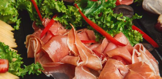 Solanki do szynki – jak uzyskać kruchość i soczystość w produkcji wędlin?