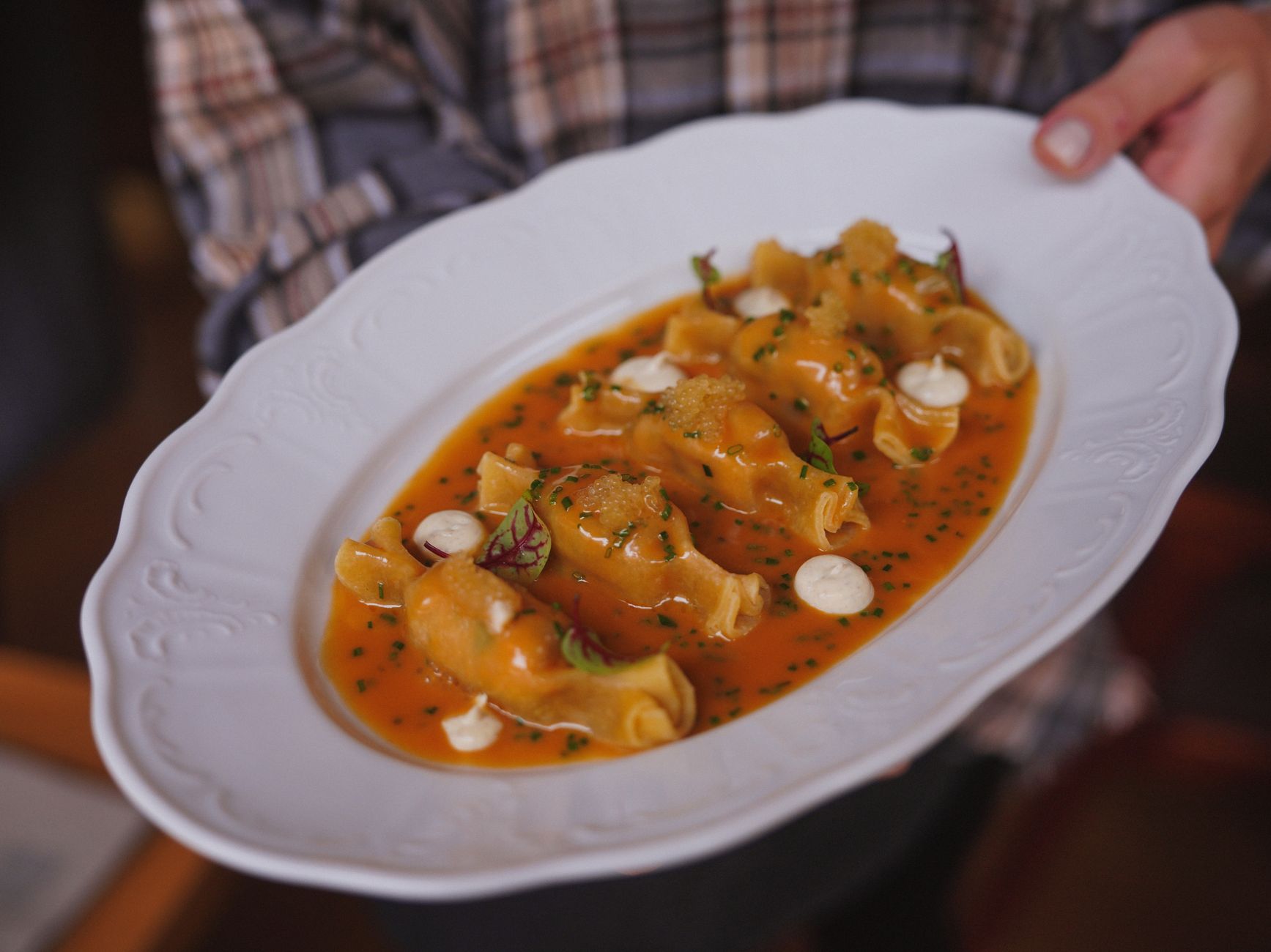 Zbliżenie na tortellini w sosie pomidorowym na białym talerzu