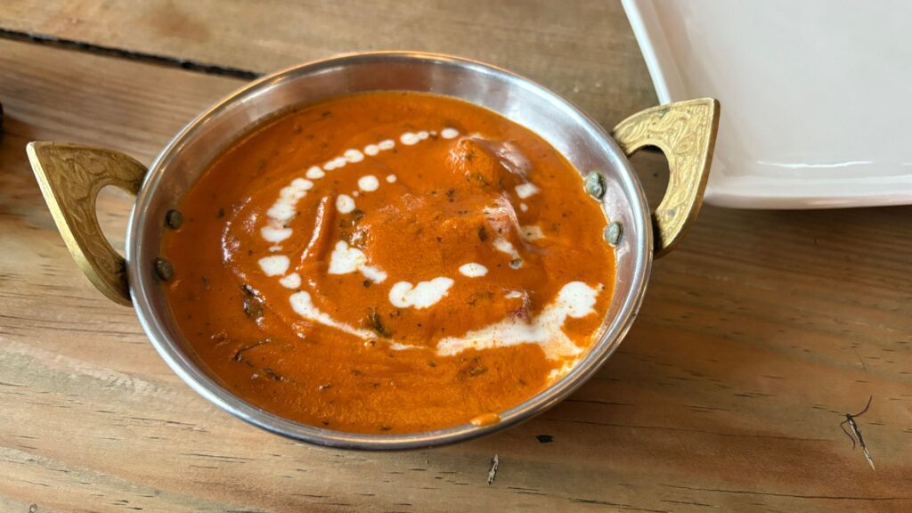 Butter chicken z garam masala i kozieradką – domowy przepis na kremowy sos