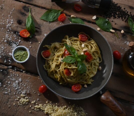 Pesto z natki pietruszki zamiast bazylii: proporcje orzechów, sera i oliwy Pesto z natki pietruszki zamiast bazylii: proporcje orzechów, sera i oliwy