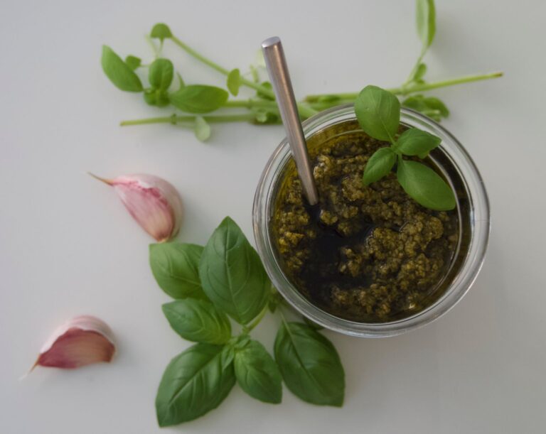 Pesto z natki pietruszki zamiast bazylii: proporcje orzechów, sera i oliwy